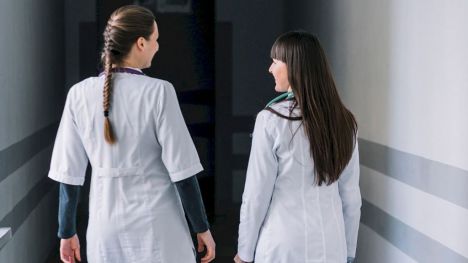 Estudio revela que las mujeres son más afectadas por prácticas médicas innecesarias en atención primaria