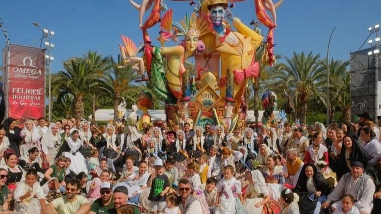 Baver-Els Antigons se lleva el primer premio de la hoguera Especial con 'Vanity'