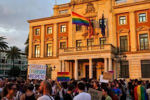 La Delegación del Gobierno en Valencia celebra el Día del Orgullo con la bandera LGTBI
