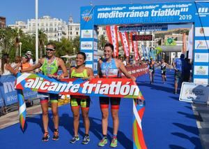 Más de 400 personas han participado en el Triatlón de Alicante