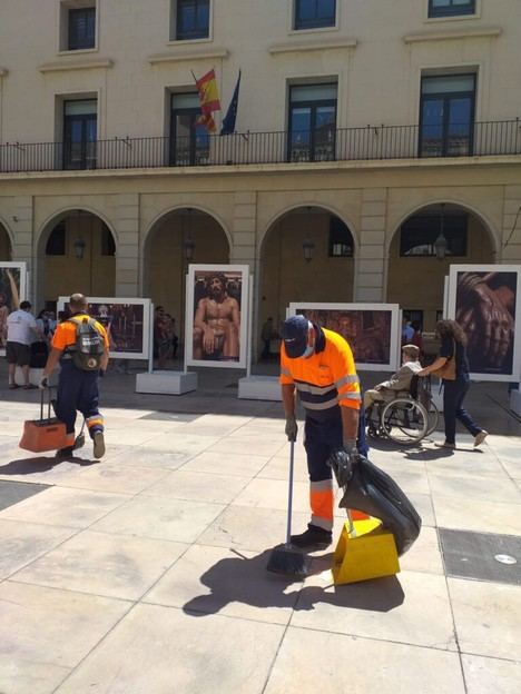 Alicante refuerza la limpieza de Semana Santa con 60 equipos y 89 trabajadores