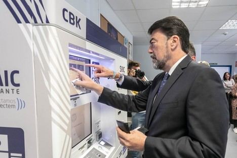 Alicante mejora su red de ciberkioscos para facilitar trámites ciudadanos