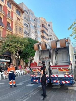 Alicante alcanza un nuevo récord de 3.830 toneladas de residuos en Hogueras