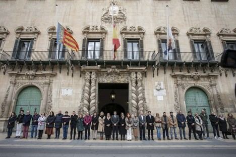 Alicante rinde homenaje a las víctimas de la tragedia ferroviaria de Adamuz con un minuto de silencio
