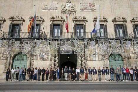 Alicante rinde homenaje a las víctimas de la dana con un minuto de silencio en su aniversario