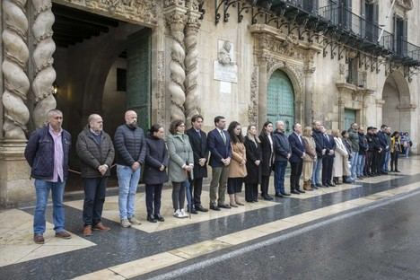 Alicante rinde homenaje a las víctimas del terrorismo con un minuto de silencio el 11M