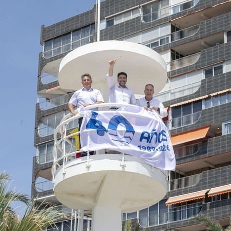 Alicante celebra 40 años de bandera azul en la playa de San Juan