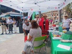 Alicante y Cruz Roja lanzan campaña de prevención ante el calor en El Postiguet