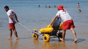 Inicia el servicio de asistencia al baño para personas con discapacidad en las playas de València