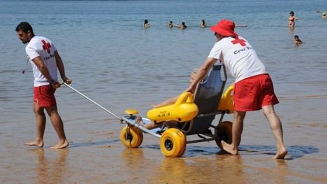 Inicia el servicio de asistencia al baño para personas con discapacidad en las playas de València