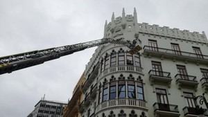 Bomberos inspeccionan fachadas en la plaza de l’Ajuntament por seguridad en las mascletades