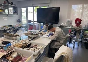 La UV recibe 400.000 fotos dañadas por la DANA para su restauración en Navidad