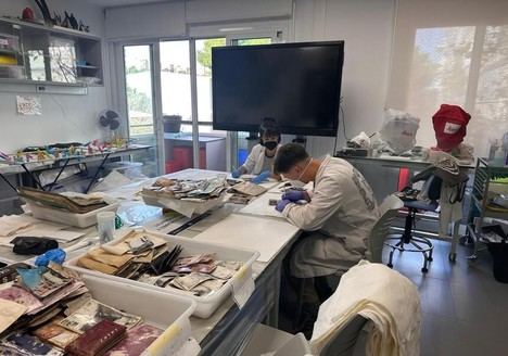 La UV recibe 400.000 fotos dañadas por la DANA para su restauración en Navidad