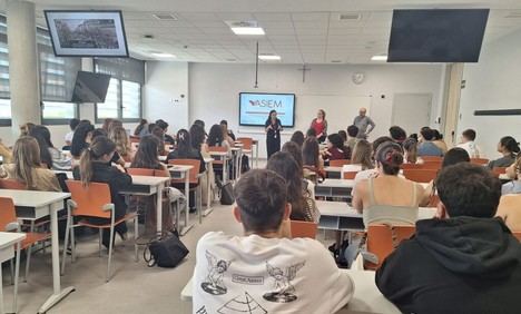 Estudiantes de Farmacia se capacitan en empatía con pacientes en seminarios