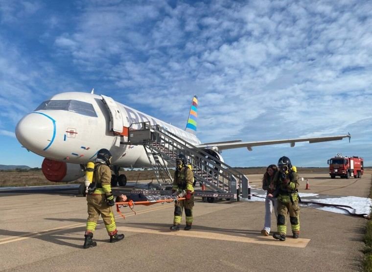 Simulacro de accidente aéreo en el aeropuerto de Castellón con 80 participantes