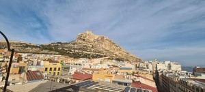 Alicante presenta medidas para regular viviendas turísticas en un foro informativo