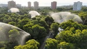 El Ayuntamiento de València activa cañones de agua para prevenir incendios por ola de calor