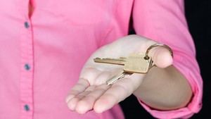 Siete familias vulnerables reciben viviendas sociales en Valencia