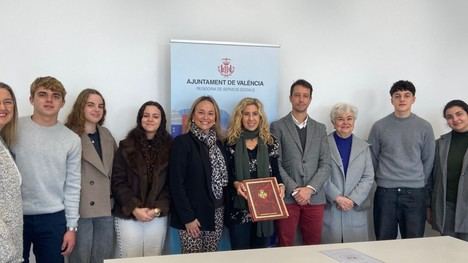 Convenio entre el Ayuntamiento y el Colegio Maristas para acompañar a personas mayores