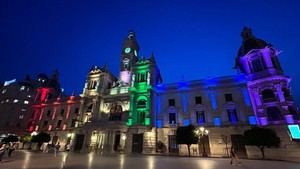 València iluminará su Ayuntamiento con la bandera del Orgullo más grande