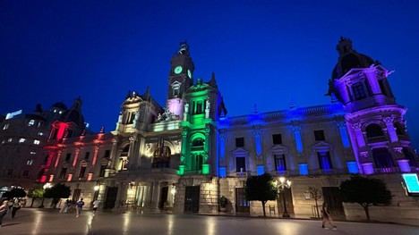 València iluminará su Ayuntamiento con la bandera del Orgullo más grande