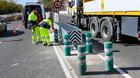 El Ayuntamiento renueva los atenuadores de impacto en seis pasos subterráneos de València