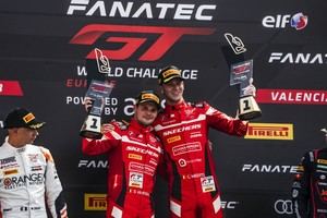 Actividades de ocio y un espectáculo de fútbol con coches en el Circuit Ricardo Tormo durante la Sprint Cup del GT World Challenge