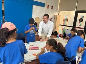 El concejal destaca la importancia de la Escuela de Verano en el Casal Jove del Grao