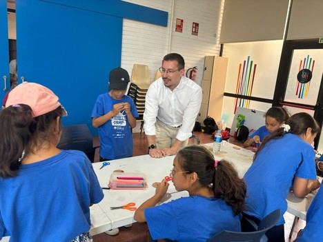 El concejal destaca la importancia de la Escuela de Verano en el Casal Jove del Grao