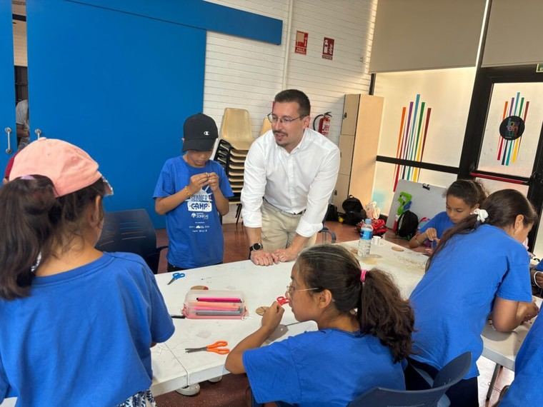 El concejal destaca la importancia de la Escuela de Verano en el Casal Jove del Grao
