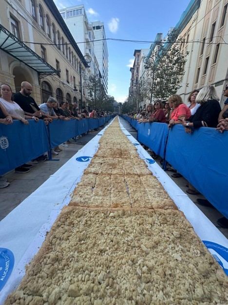 Récord de 108 metros en el concurso de coca de mollitas en Alicante con 10.000 asistentes