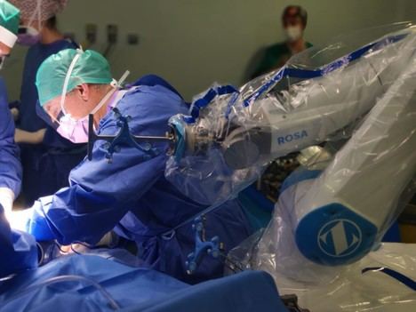 El Hospital Clínico de València estrena cirugía robótica para prótesis de cadera