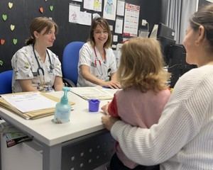 El Hospital General de Elche atiende a su milésimo niño en programa de prematuros