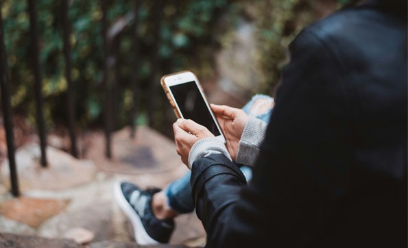 El acoso verbal a mujeres en redes sociales se replica en la inteligencia artificial