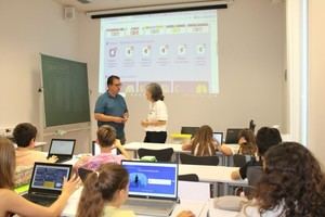 Campamento Digital en El Menador enseña a jóvenes sobre identidad online y noticias falsas