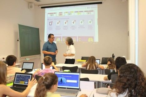 Campamento Digital en El Menador enseña a jóvenes sobre identidad online y noticias falsas