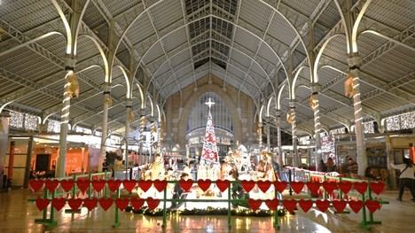 El Mercado de Colón da la bienvenida a la Navidad con su nueva iluminación y decoración