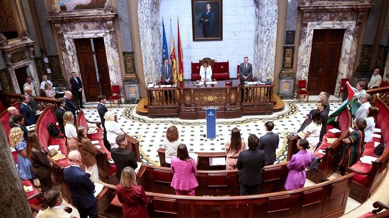 El Pleno rinde homenaje a las víctimas de conflictos internacionales con un minuto de silencio
