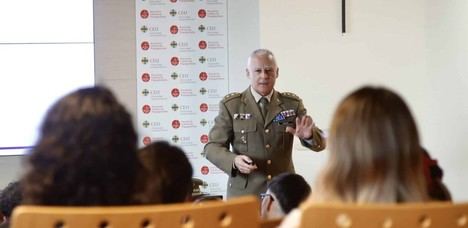 Moisés Izquierdo destaca la salud y el deporte en las Fuerzas Armadas durante su charla en Castellón