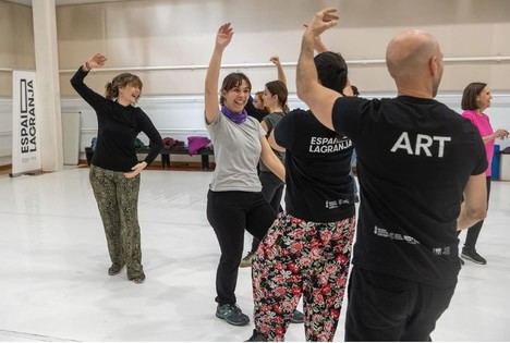 Espai LaGranja promueve la danza tradicional como herramienta de cohesión social en un taller con Pere Bodí