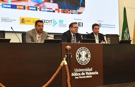 Falta de pensamiento crítico en educación ante la sobreinformación y la IA, alertan expertos