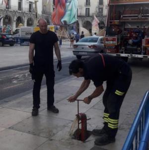 Bomberos del SPEIS revisan una a una las hogueras de Alicante para garantizar la seguridad