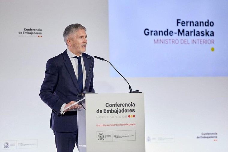 Grande-Marlaska propone reforzar la estrategia migratoria en colaboración con países de origen y tránsito