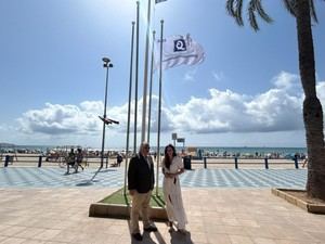 La playa del Postiguet recibe la bandera Q de Calidad Turística