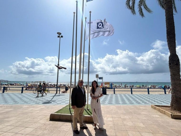 La playa del Postiguet recibe la bandera Q de Calidad Turística