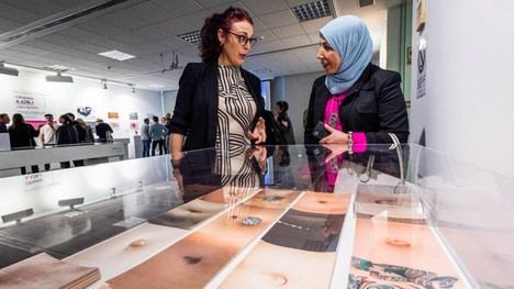 Exposición en la biblioteca de Natzaret destaca el arte de mujeres editoras en Valencia