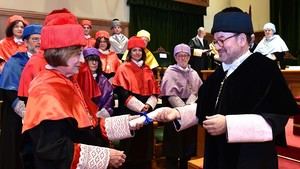 María Teresa Soler Roch, catedrática de la UA, recibe el doctorado honoris causa en Santiago