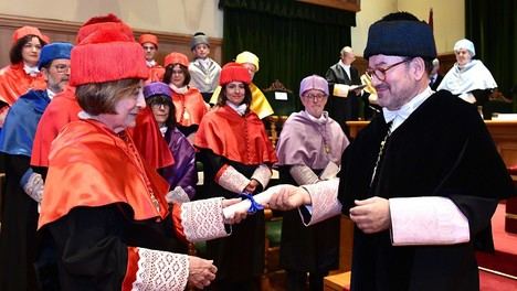 María Teresa Soler Roch, catedrática de la UA, recibe el doctorado honoris causa en Santiago