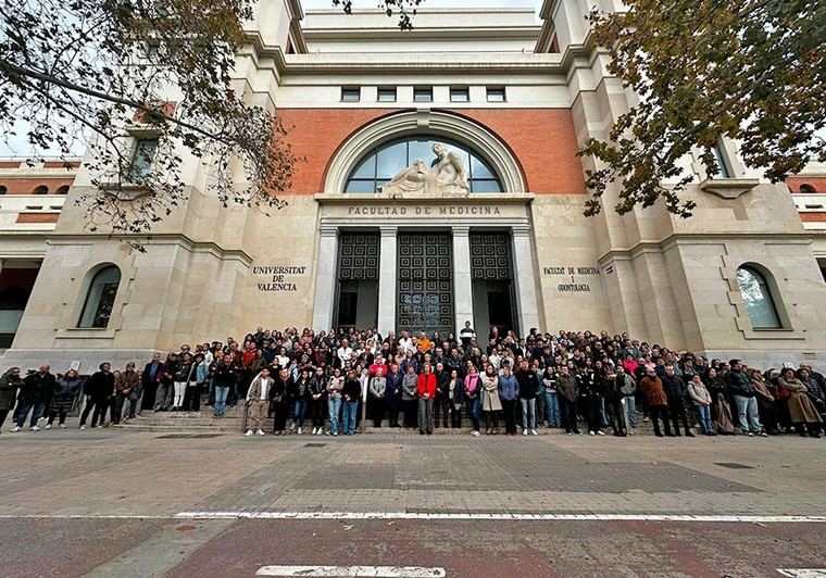 La Universitat de València rinde homenaje a las víctimas de la DANA con un minuto de silencio