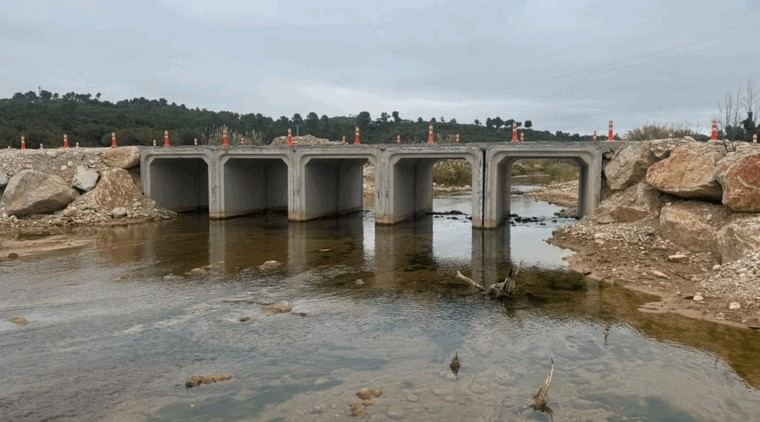 Finalizan nuevos pasos sobre el río Magro en Macastre tras las riadas
